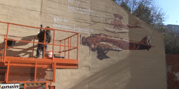 L’artista Roc Blackblock recorda amb un nou mural els bombardejos que va patir Tortosa