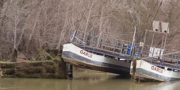 El pas de barca de Garcia, afectat per la baixada dràstica de l’Ebre