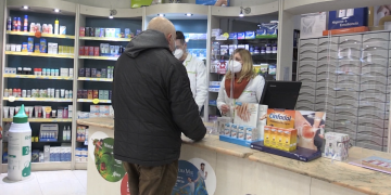 Les farmàcies ebrenques esgoten els testos d’antígens fins almenys final d’any