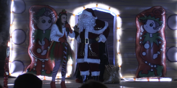 El Pare Noel arriba a Alcanar en un acte ple de llum i color
