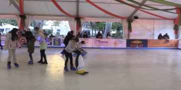 La pista de gel de Tortosa torna a dinamitzar el comerç local durant Nadal