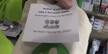 Bosses de tela pel medi ambient i destinar recursos a ONGs, una iniciativa d’una farmàcia de Tortosa