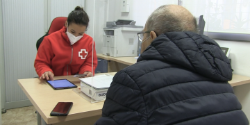 La Creu Roja ajuda a imprimir el certificat covid als que pateixen ‘bretxa digital’