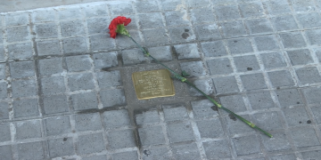 Instal·len vuit llambordes Stolpersteine a Amposta, pel Dia Internacional en Record a les Víctimes de l’Holocaust