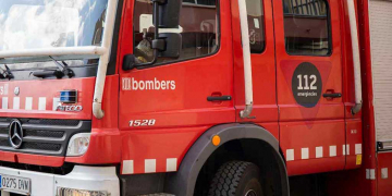 Els Bombers apaguen un incendi d’habitatge durant la nit de Cap d’Any a Tortosa