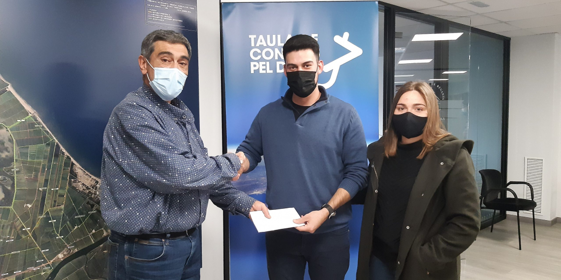 La Taula de Consens rep els fons recaptats en una campanya solidària per a la preservació del Delta