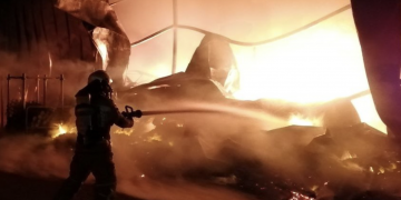 Un incendi crema palets i un taller de l’indústria d’esmalts CCT a Tortosa