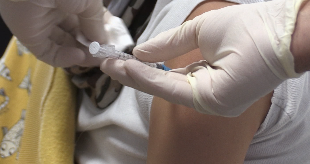 Es comença a administrar la segona dosi de la vacunació pediàtrica a l’Ebre