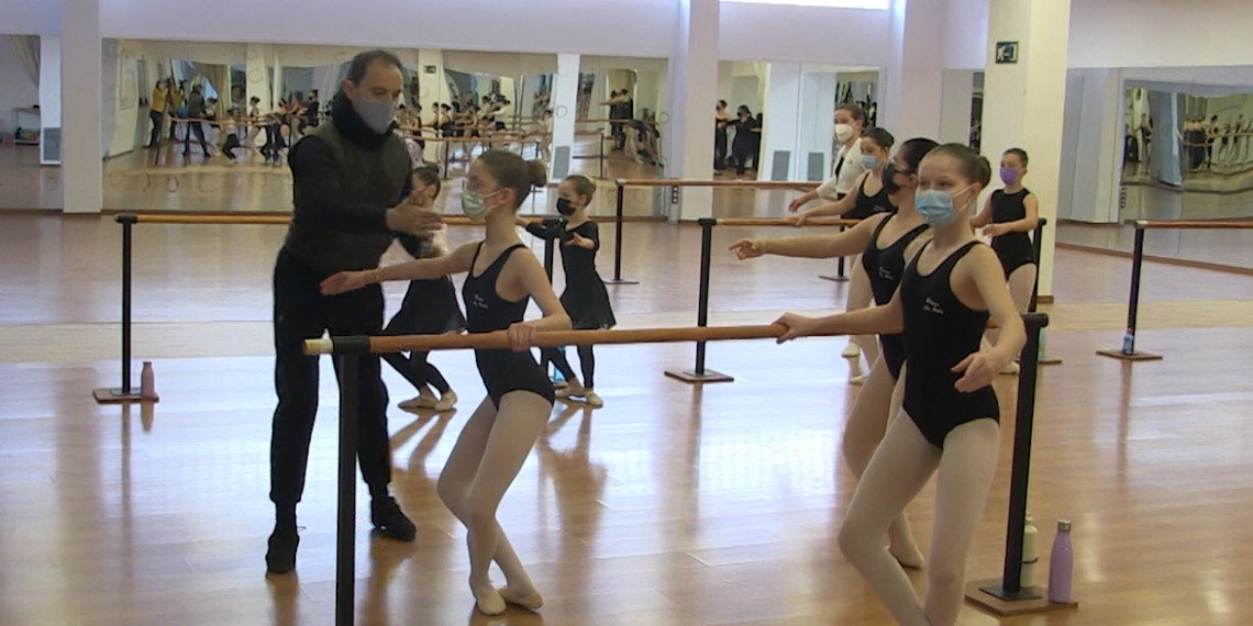 25 alumnes participen en una masterclass amb Elías García al centre de dansa Neus Rodés