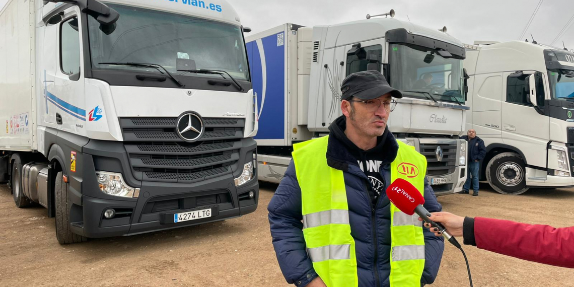 Un grup de camioners en vaga fa un piquet informatiu a l’antic peatge de l’Aldea