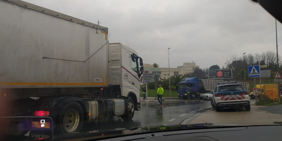 Un piquet informatiu atura camioners a la C-12 a Tortosa, en protesta pel preu dels carburants