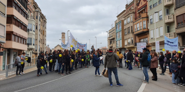 Prop de 200 professionals del sector educatiu demanen a Tortosa la dimissió de Cambray