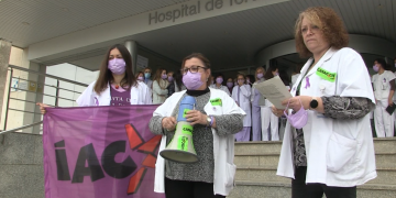 CATAC fa un minut de silenci per les dones que pateixen la guerra, davant de l’HTVC