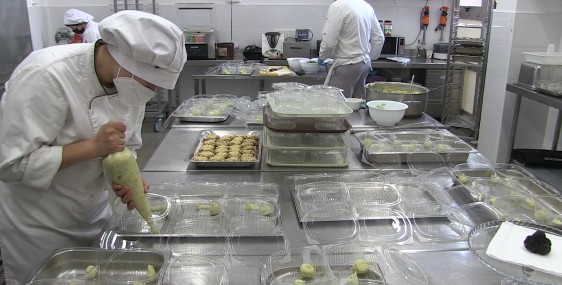 L’escola d’Hoteleria de Tortosa recapta 1.000 euros amb menús solidaris per Ucraïna