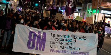 Les Feministes Ebrenques omplen de lila i reivindicació els carrers de Tortosa