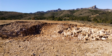 Denuncien les obres d’una central eòlica al Perelló que han començat amb la llicència exhaurida