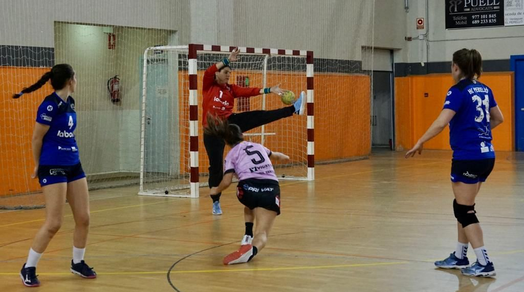 Victòria per la mínima del sènior de l’Handbol Club Perelló contra el Banyoles (17-16)