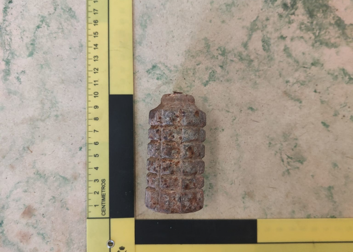 Localitzen una granada de mà de la Guerra Civil enterrada en una parcel·la de Plans de la Sénia