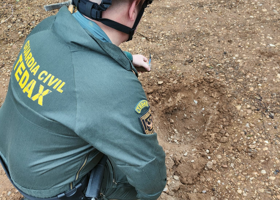 Localitzen una granada de mà de la Guerra Civil enterrada en una parcel·la de Plans de la Sénia