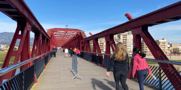 Un centenar d’alumnes de l’escola Ferreries apadrinen el Pont Roig de Tortosa