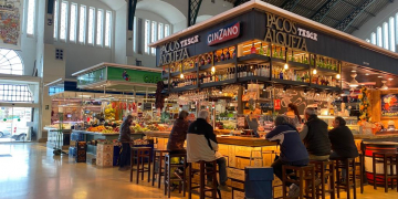 Adéu a la mascareta en interiors després de dos anys de pandèmia. Què opinen al mercat de Tortosa?