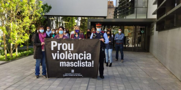 Minut de silenci a Tortosa per condemnar el feminicidi d’una dona a Barcelona