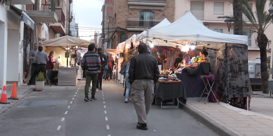 Una cinquantena d’expositors participen en la 29a Fira Alternativa de l’Ametlla de Mar