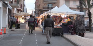 Una cinquantena d’expositors participen en la 29a Fira Alternativa de l’Ametlla de Mar