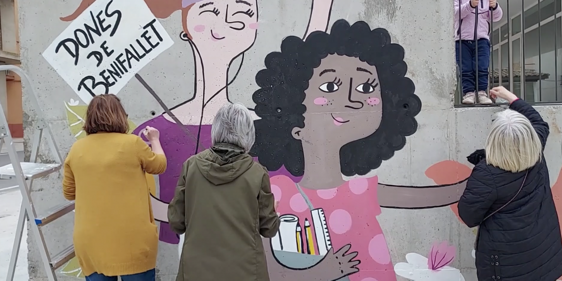 Benifallet visibilitza les dones amb un mural pintat per la gent del poble
