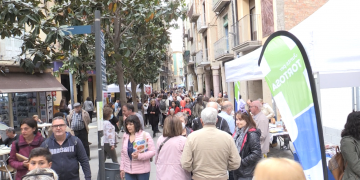 Les lletres ebrenques brillen en un Sant Jordi sense restriccions per la pandèmia