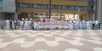 Uns 150 treballadors protesten davant l’Hospital de Jesús pels pagaments pendents de la Generalitat