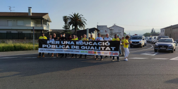 Una quarantena de professors tallen la C-12 en contra de la conselleria d’Ensenyament