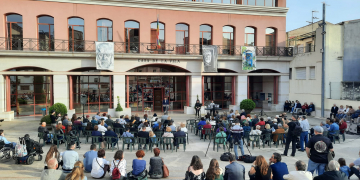 L’art i les flors tornen als balcons d’Alcanar amb obres de 47 artistes