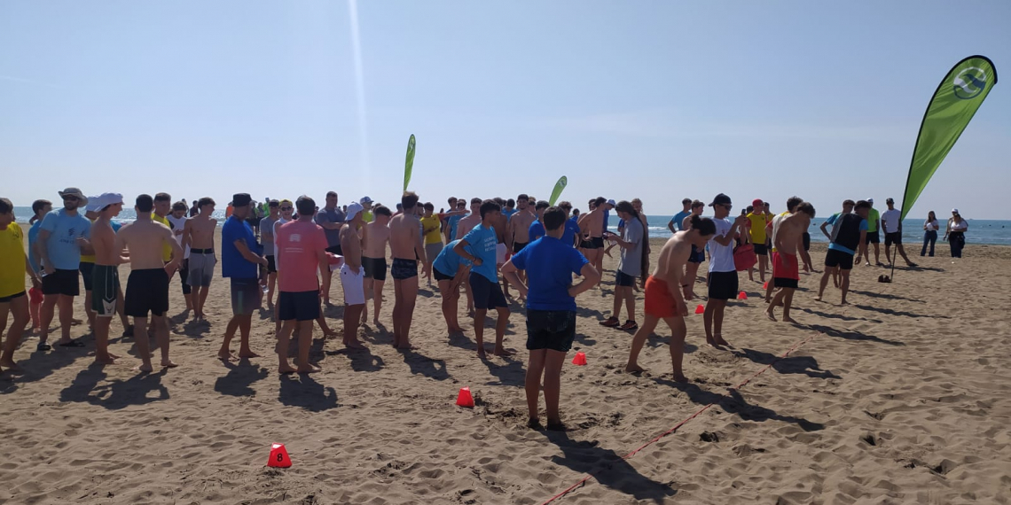 Alumnes de socorrisme i salvament posen en pràctica les seves competències a la platja de l’Eucaliptus