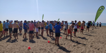 Alumnes de socorrisme i salvament posen en pràctica les seves competències a la platja de l’Eucaliptus