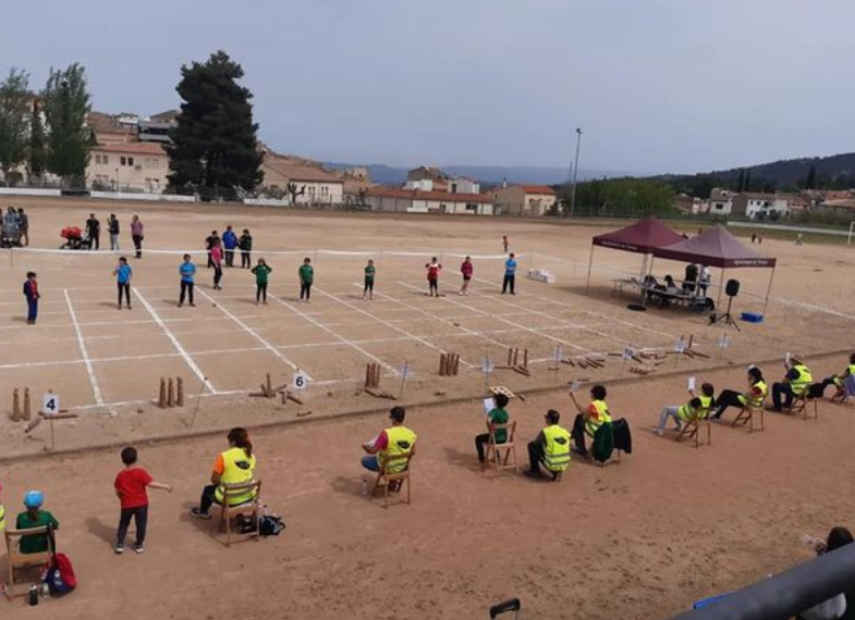 Una vuitantena de participants en l’intercomarcal escolar de bitlles a Tivissa