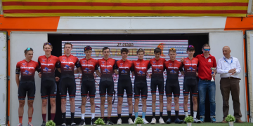 Lluïda actuació de la Penya Ciclista Baix Ebre Cicles Fàbregues a la Volta a Girona