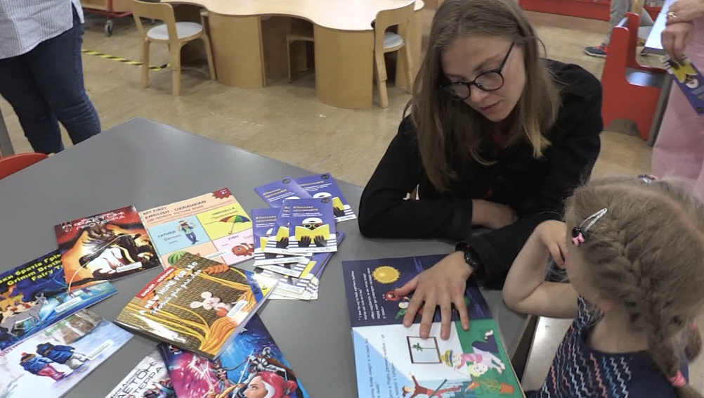 La biblioteca de Tortosa disposa d’un fons bibliogràfic en ucraïnès del projecte #WelcomeBIB