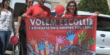 Una trentena de famílies es concentren a Tortosa per la falta de places en escoles públiques i concertades