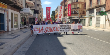 Més de 300 persones es manifesten per l’1 de Maig a Tortosa