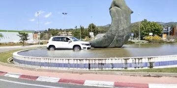 Un cotxe xoca contra la rotonda del Monument de la Família de Tortosa