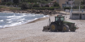Alcanar prepara les platges afectades pels aiguats per la temporada d’estiu