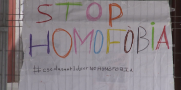 Pintades homòfobes a un pas de vianants pintat amb l’arc de Sant Martí a Tortosa