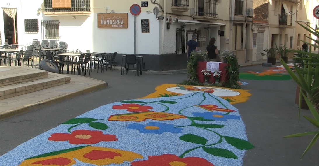 L’Ametlla de Mar estén més d’un quilòmetre de catifes per celebrar el Corpus