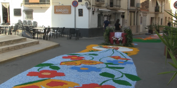 L’Ametlla de Mar estén més d’un quilòmetre de catifes per celebrar el Corpus