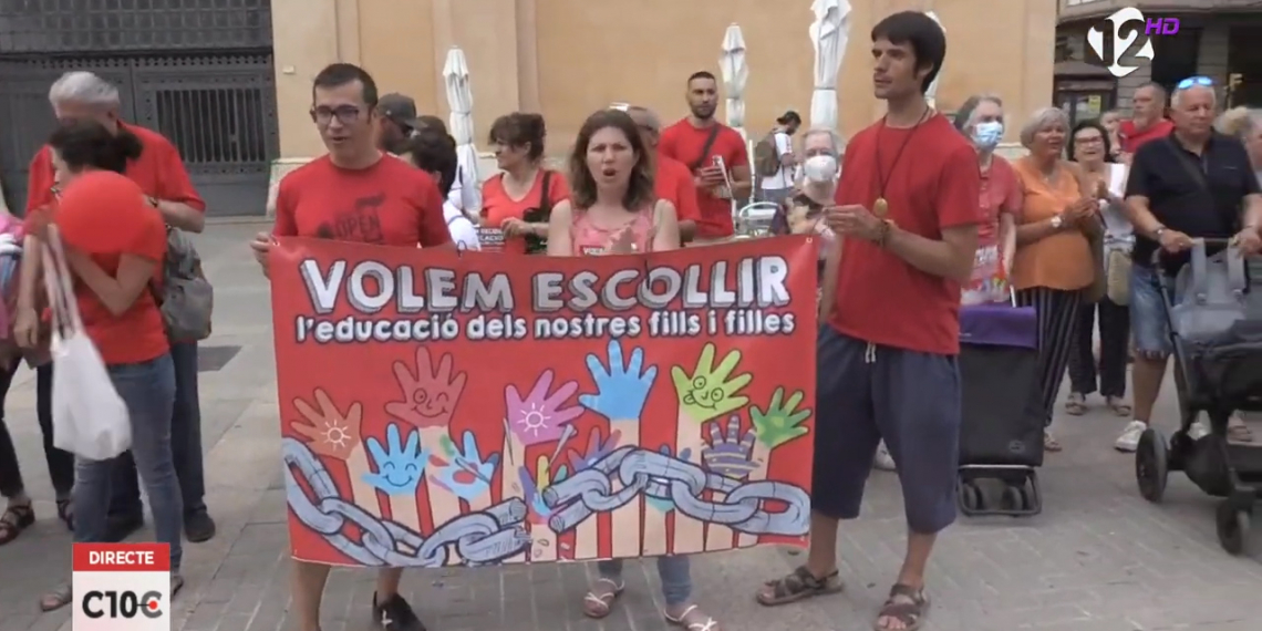 Famílies es concentren a Tortosa per la falta de places de P-3 en escoles públiques i concertades
