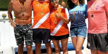 Els nedadors Cristina Vallespí i Òscar Solé guanyen en màster la travessia de la Pobla de Farnals