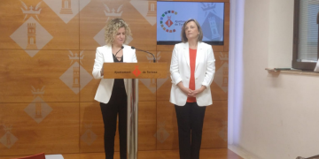 Les famílies afectades per la falta de places a les escoles porten el debat al ple de Tortosa