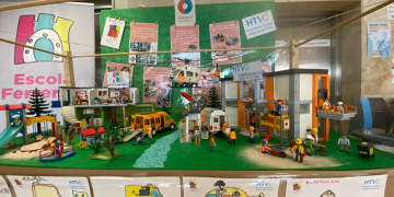 L’Escola de Ferreries exposa un diorama sanitari amb figures Playmobil