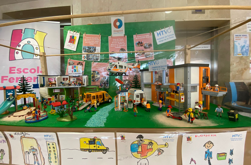 L’Escola de Ferreries exposa un diorama sanitari amb figures Playmobil
